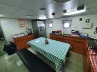 Хладилен кораб за продажба