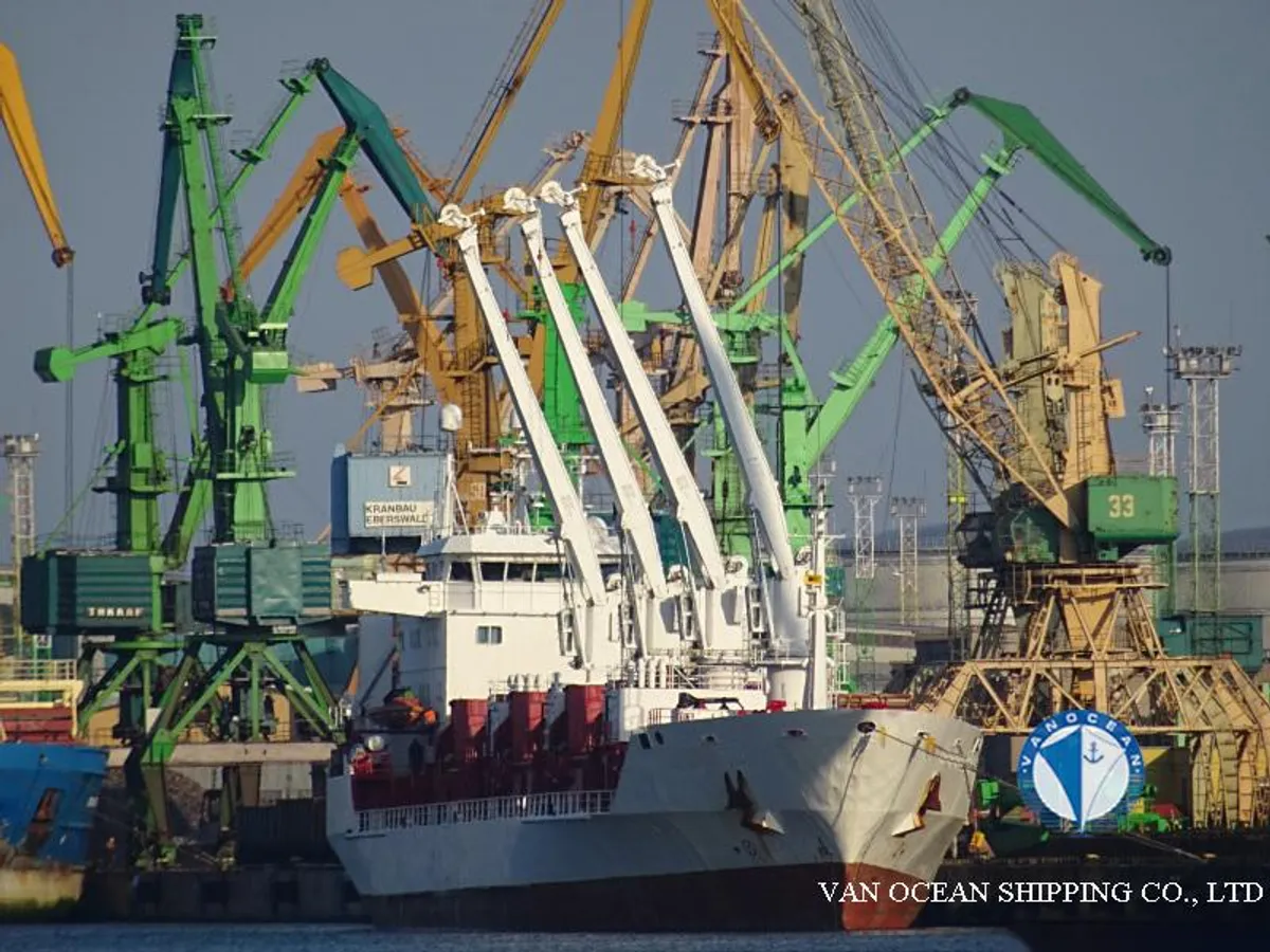 Хладилен кораб за продажба