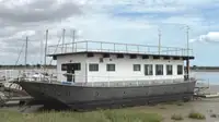 Плаващ хотел за продажба