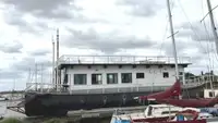 Плаващ хотел за продажба