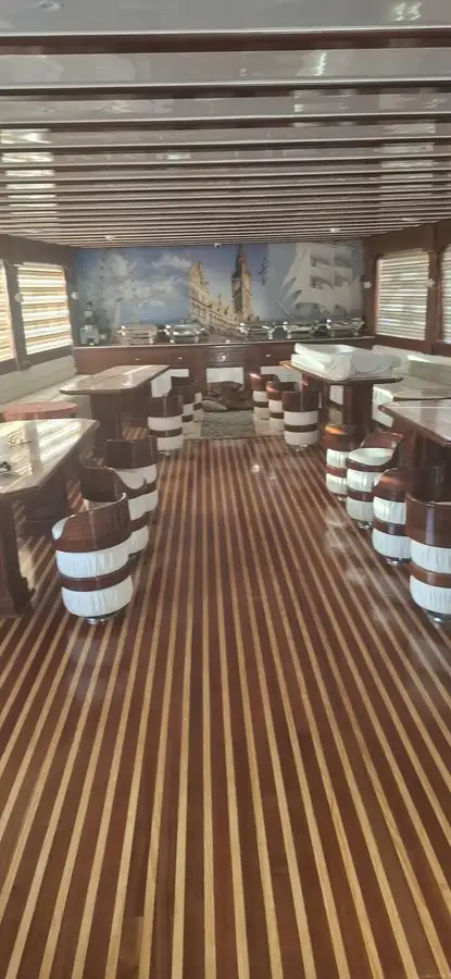 Круизен кораб за продажба