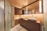 Круизен кораб за продажба