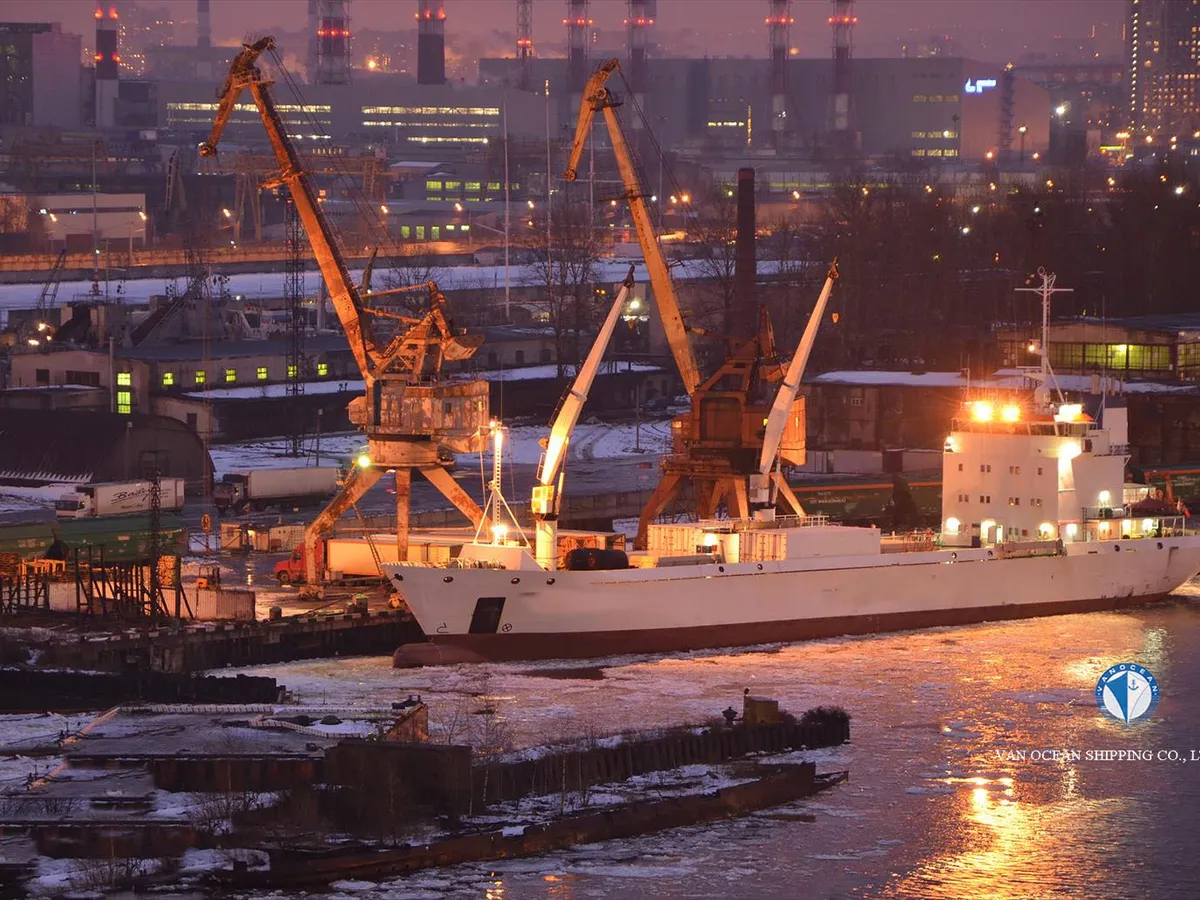 Хладилен кораб за продажба
