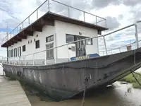 Плаващ хотел за продажба