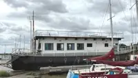Плаващ хотел за продажба