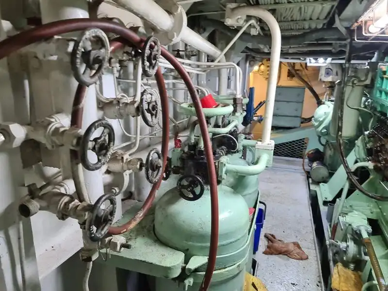 Кораб с парагади за продан