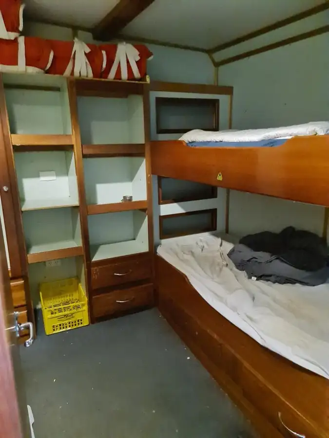 Кораб с парагади за продан