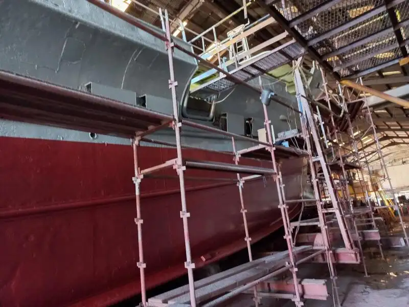 Кораб с парагади за продан