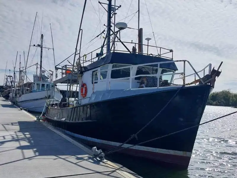 Кораб с парагади за продан