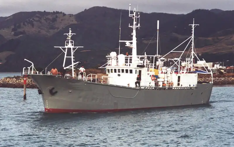 Кораб с парагади за продан