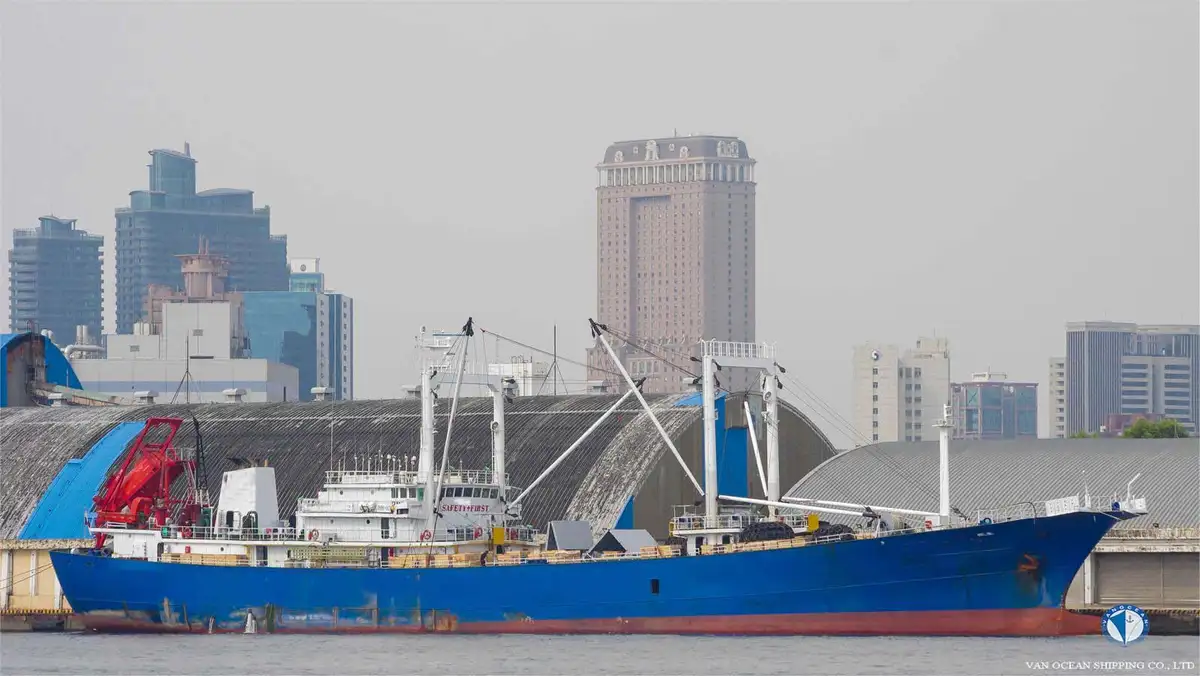 Хладилен кораб за продан