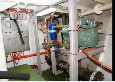 Кораб с парагади за продан