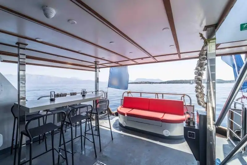 Моторен кораб за продан