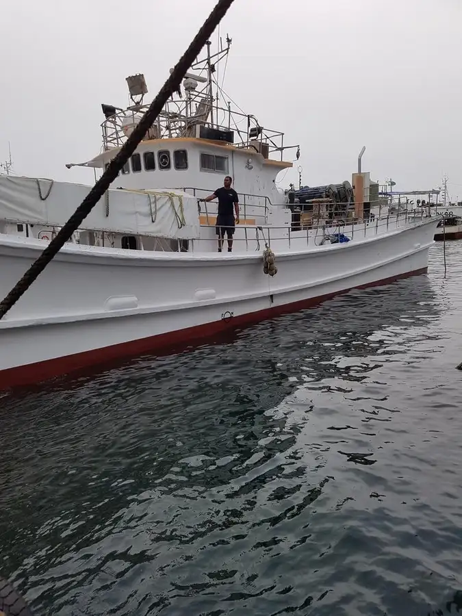 Кораб с парагади за продан