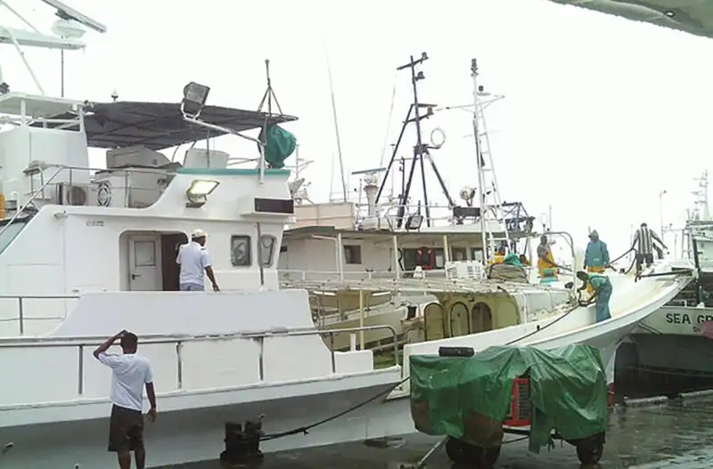 Кораб с парагади за продан