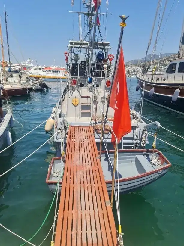 Пожарна лодка за продан