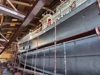 Кораб с парагади за продан