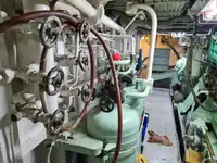 Кораб с парагади за продан