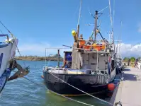 Кораб с парагади за продан