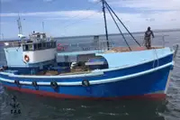 Кораб с парагади за продан